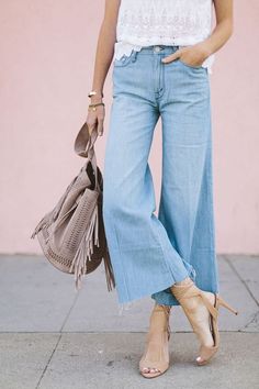 quần ống loe Moda Denim, Nude Sandals, Frayed Denim, Nude Heels, Wardrobe Style, Inspired Outfits, Look Casual, Wide Leg Denim, Cropped Denim