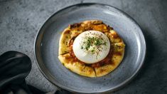 a plate topped with an egg on top of banana slices