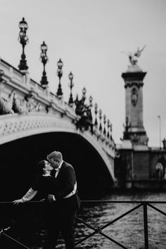 A Couple kissing at the Alexandre-III Bridge. Pullman Paris, Trocadero Paris, Hugging Couple, Makeup Hairstyle