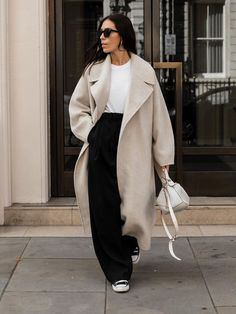 Cream Coat Outfit Winter, Cream Jacket Outfit, Stylish Winter Coats, Classy Winter Outfits, Winter Fashion Outfits Casual, Beige Coat, Cold Outfits