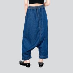 Step back in time with the 2023 Autumn Collection's 90's-trend unrubbed harem denim pants! With its baggy fit. high-waist cut. and rubber closure. these pants provide ultimate comfort while making a fashion statement that can't be ignored. Featuring a medium wash. these pants are the perfect balance of modern day style and yesteryear's charm.Distinctive Features: 90s Style: Experience the nostalgia of the 90s with these timeless harem pants! Medium Wash: Find the perfect balance between modern-d Baggy Denim Blue Cargo Jeans For Spring, Baggy Cropped Denim Jeans For Streetwear, Baggy Denim Harem Pants, Baggy Wide Leg Cropped Jeans In Medium Wash, Spring Baggy Dark Wash Cropped Jeans, Baggy Dark Wash Denim Jeans, Wide Leg Denim Harem Pants With Pockets, Baggy Cropped Pants For Streetwear, Summer Streetwear Straight Leg Harem Pants