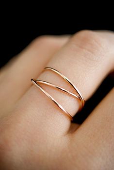 This item is made to order and will ship after 7-10 business days. That time does not include holidays, weekends or shipping time!This is a gorgeous ring made of 14K Rose Gold-fill metal. We wrap a length of 14K Rose Gold-fill around three times and securely solder it around back. Then the ring is either hammered for a reflective shine or left with the original smooth, rounded finish.The beauty of this ring lies in its organic shape. We can never create the same wrapped effect twice, which means Rose Gold Statement Ring, Rose Gold Rings Simple Unique, Gold Wrap Ring, Rose Gold Accessories, Criss Cross Ring, Woven Ring, Zierlicher Ring, Gold Wrap, Gorgeous Ring