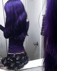 Dark Blue Purple Hair, Purple Goth Hair, Burgendy Hair Color, Purple Hair Goth, Purple Goth Makeup, Purple Hair Pfp, Vibrant Purple Hair, Purple And Black Hair, Fuschia Hair