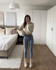 Light Wash Jeans Outfit Winter Casual, Light Jeans Winter Outfit, Skinyjeen Outfit, Skinning Jeans Outfit, Beige Boots Outfit, Boots Outfit For Women, Blue Instagram, Outfits Con Jeans