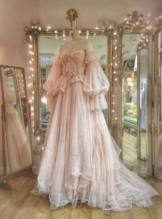 Gaun Abad Pertengahan, Fantasy Dresses, Fantasy Gowns, Dress Aesthetic, Fairytale Dress, Princess Wedding Dresses, Ball Gowns Prom, Vestidos Vintage, Fantasy Dress