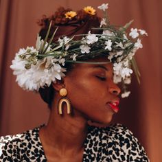 Flower crowns and headwraps combination for the adventurous and creative woman. Are you looking for other colors? If you are, check out the website Creative Woman, Bald Women, Solid Brown, Turban Style, Fashion Tutorial, Traditional Wedding Dresses, Natural Hair Braids