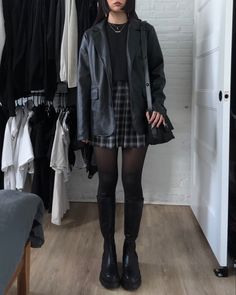 Grunge Style 2023, All Black Outfit For Salon, Indie Film Aesthetic Outfits, Interesting All Black Outfits, Prep Grunge Outfits, Comfy Goth Outfits Grunge, Edgy Cool Girl Style, Nice Black Outfits, Alt First Date Outfit