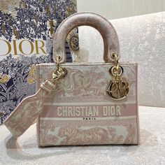 DI Medium Lady D-Lite Bag Rose Des Vents Toile de Jouy Embroidery Sac Christian Dior, Tas Dior, Dior Lady Dior Bag, Lady D Lite Bag, Dior Brand, Christian Dior Bag, Christian Dior Handbags, My Style Bags, Dior Paris