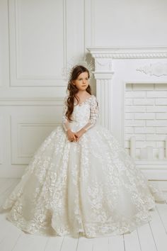 Luxurious Train, Girls Pageant Gowns, Ivory Girls Dress, Beautiful White Dresses, Fluffy Skirt, Ivory Flower Girl, Christmas Dresses, Ivory Flower Girl Dresses, Ring Bearers