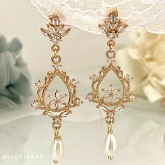 **Art Deco Bridal Earrings with Teardrop Pearls and Crystals - Unique Wedding Jewelry** ✨ **Product Description Immerse yourself in elegance and charm with our bridal earrings that perfectly blend Art Deco, Art Nouveau, and Boho Chic styles. Featuring stunning teardrop pearls and crystals, these chandelier earrings are designed for every type of bride, offering a touch of vintage glamour and modern sophistication. Perfect for the big day, these earrings enhance the bride's natural beauty with a Stile Art, Art Nouveau Earrings, Romantic Christmas Gifts, Unique Wedding Jewelry, Art Nouveau Earring, Glamour Vintage, Romantic Christmas, Earrings Chandelier, Romantic Design