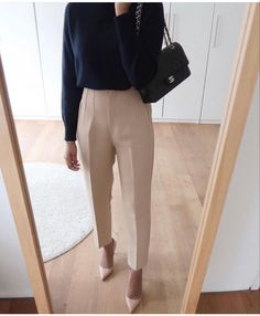 Look Office, European Summer Outfits, Nashville Outfits, Business Outfits Women, Beige Pants, Office Outfits Women, Stylish Work Outfits, Professional Attire