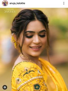 Messy Indian Bun, Haldi Bun Hairstyles For Bride, Bun Front Hairstyle Indian, Front Look Hairstyle For Indian Wedding, Hairstyle For Function Indian, Haldi Function Hairstyle For Bride, Messy Bun South Indian Wedding, Traditional Hairstyle South Indian, Makeup For Marriage Function