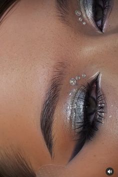 Beyoncé Concert Makeup, Beyonce Tour Makeup, Beyonce Concert Hair Ideas, Silver Beyoncé Nails, Makeup For Charcoal Dress, Beyonce Concert Hair, Euphoria Silver Makeup, Silver Looks Makeup, Karol G Concert Make Up Ideas