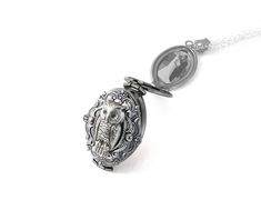 The antique style silver plated floral engraved locket is 30mmx20mm. The antique style silver pattern the back of this locket. The locket is connected to a 24 inch chain by a rosary style connector. The little butterfly is vary detailed, The locket is oval in shape and has a lace filigree edging that frames the outside. Locket size :35 mm x 20 mm that opens to hold 4 photos The antique silver plated floral engraved locket is 35x20mm. The silver plated tree adorns the back of this locket. The loc Victorian Metal Locket Necklace For Gift, Antique Silver Pendant Necklaces For Keepsake, Antique Silver Pendant Necklace For Keepsake, Victorian Metal Locket Necklace Gift, Metal Oval Locket Necklace, Victorian Style Metal Locket Necklace Gift, Metal Oval Pendant Locket Necklace, Nickel Free Antique Silver Necklace, Antique Silver Locket Necklace For Keepsake