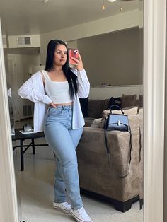 Outfit Ideas For Mom Jeans, White Mom Outfits, Mom Jeans Outfit Crop Tops, Mom Jeans School Outfits, American Eagle Curvy Jeans, Outfits With American Eagle Jeans, Mom Jeans Outfit For School, Cute Mom Jeans Outfit Summer, Mom Jean Outfits Summer