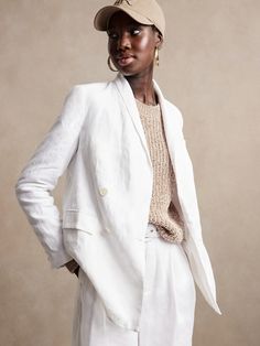 Meticulously crafted with lightweight linen, this luxurious blazer breathes with an unlined back that's perfect for warmer climes.  With an at-ease silhouette and finely tailored details like a double-breasted closure, it strikes a balance between re