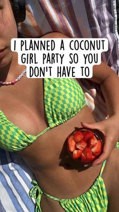 Beach Ideas For Birthday, Coconut Themed Party, Beach Sweet 16 Party Ideas, Preppy Birthday Party Outfit Ideas, Hawaiian Beach Party Ideas, Beach Sleepover Ideas, Cute Summer Birthday Party Ideas, Hawaii Birthday Party Ideas Aesthetic, Preppy Summer Party