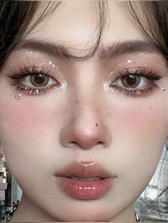 Glittery douyin makeup look with gem stones to make it look even more shiny and stunning! Shiny Makeup Look Glitter, Glittery Makeup Looks Simple, Prom Makeup Douyin, Gems In Makeup, Gem Makeup Asian, Douyin Makeup With Gems, Gem Makeup Rhinestones, Douyin Graduation Makeup, Concert Makeup Gems