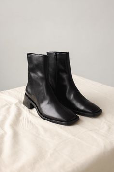 Low Chelsea Boots, Black Square Boots, Black Professional Boots, Low Heel Black Boots, Black Low Heel Boots, Black Boots Small Heel, Sleek Black Boots, Timeless Boots Women, Fall Flats For Women