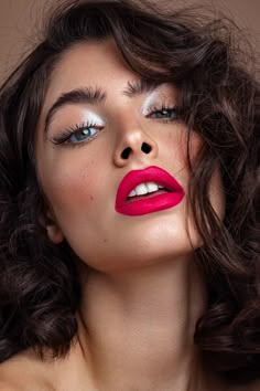 Eyeshadow Aesthetic, Halloween Make-up Looks, Bright Red Lipstick, Beauty Makeup Photography, Red Eyeshadow