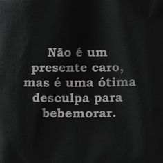 the back of a black shirt with white writing on it that says no e um presente caro, mas e um otma descupa para behemorar