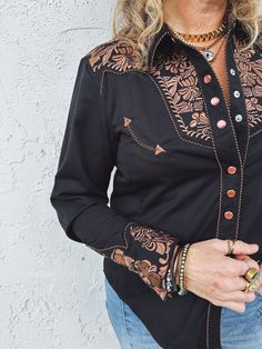 Scully Brand Pearl Snap Button Up Blouse Spread Collar Long Sleeves Two Faux Pockets On Chest Western Yokes Floral Embroidery Pearl Snap Front & Cuffs Black Shirt Coppery Chocolate Brown Embroidery 65% Poly 35% Rayon Fitted & Runs A Lil Small ~ Size Up If In Between Sizes Style PL-654BLK This Item Is Shipped To You From Our Manufacturer. Please allow 7-10 business days to receive it. Women's Sizing Recommendations XS 00/0 Small 2/4 Medium 6/8 Large 10/12 XL 14/16 XXL 18/20 ***These are shipped t Pearl Snap Shirts Women Outfit, Black Blouse Outfit, Ladies Western Shirts, Western Blouse, Festival Outfits Rave, Outfits Rave, Western Tops, Rodeo Outfits, Collars For Women