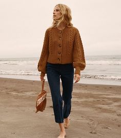 Still a little chilly at the beach Fall Italy Outfits, Alpaca Cardigan, Italy Outfits, Outfits For Women, Look Cool, Beach Outfit, Autumn Winter Fashion, Retro Fashion, What To Wear