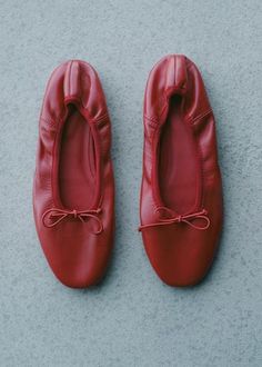 Leather ballet flats with bow - Woman | MANGO USA Red Ballet Flats, Bow Women, Decorative Bows, Leather Flat Shoes, Leather Ballet Flats, Wedding Designs, Flat Shoes Women, Ballet Flats, Leather Shoes