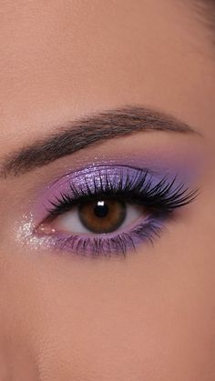 A los que me sigan los sigo Natural Eyeshadow Looks, Purple Makeup Looks, Everyday Eyeshadow, Wedding Makeup Tutorial, Eyeshadow Brush Set, New Years Eve Makeup, Holiday Makeup Looks, Purple Eye Makeup, Natural Eyeshadow