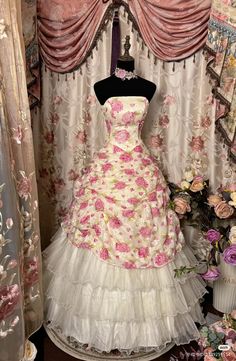 #fashion #vintage #coquette #fashiondesigner #outfitinspo #dress #prom Vintage Actress Aesthetic, Prom Dress Coquette, Coquette Prom Dress, Coquette Dress To Impress, Victorian Dress Aesthetic, Coquette Dresses, Vintage Prom Dresses, Coquette Dress, Vintage Mannequin