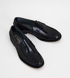 Loafers in elegant, semi-shiny leather with penny bar, stamped Tod's monogram and a leather outsole. Classic Patent Leather Slip-on Loafers, Luxury Semi-formal Tassel Loafers With Rubber Sole, Luxury Tassel Loafers With Leather Sole For Formal Occasions, Luxury Patent Leather Loafers With Goodyear Welted, Luxury Plain Toe Tassel Loafers For Formal Occasions, Luxury Patent Leather Loafers For Business, Luxury Patent Leather Loafers For Formal Occasions, Luxury Tassel Loafers With Plain Toe For Formal Occasions, Luxury Formal Tassel Loafers With Plain Toe