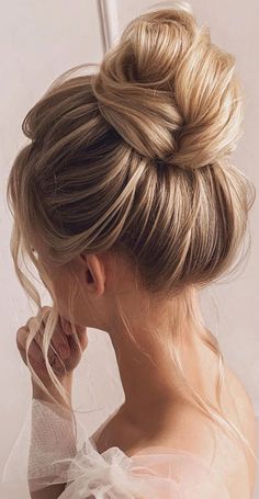 High Bun Hairstyles, Makeup Bridesmaid, Wedding Hair Up, Banana Hair Clips, Hair Set, Updo Hairstyle, High Bun, Updos For Medium Length Hair, Bun Hairstyle