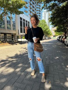 Boston Clogs Outfit, Clog Outfit, Boston Outfits, Dinner Outfit Casual, Birkenstock Outfit, Skandinavian Fashion, Dinner Outfits, Mom Outfits