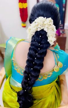 Bridal Mother Hairstyle Indian, Valaikappu Hairstyles, Engagement Bridal Hairstyles, Bride Mom Hairstyle Indian, Tamil Bride Hairstyle, Messy Braid Indian Wedding, Mum Hairstyle, Hair Styles For Brides, Messy Braided Hairstyles