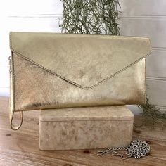 Genuine Italian Metallic Leather Clutch Bags, these gorgeous envelope shaped bags are available in 6 gorgeous metallic leather colours: ⭐️ Gold ⭐️ Silver ⭐️ Dark Silver ⭐️ Bronze ⭐️ Dark Bronze ⭐️ Black Super versatile, can be worn as a: ⭐️CLUTCH BAG  ⭐️SHOULDER BAG ⭐️CROSS BODY BAG ⭐️WRISTLET BAG * DETACHABLE  SILVER CHAIN STRAP INCLUDED * MATCHING LEATHER WRIST STRAP INCLUDED  * LARGE INNER ZIPPED COMPARTMENT  * MAGNETIC PRESS STUD CLOSURE Just perfect for adding a pop of festive sparkle to yo Gold Envelope Clutch For Everyday Use, Gold Envelope Shoulder Bag As Gift, Gold Envelope Shoulder Bag For Gift, Magenta Bag, Metallic Clutch Bag, Silver Clutch Bag, Gold Clutch Bag, Leather Envelope Clutch, Gold Purse