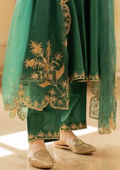 Featuring an emerald green chiniya silk anarkali set paired with tissue base dupatta with antique gold zari resham embroidery. Emerald Green Anarkali, Paulmi And Harsh, Tissue Dupatta, Green Anarkali, Resham Embroidery, Silk Anarkali, Zardozi Embroidery, Western Wedding, Pants Pattern