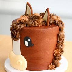 there is a cake decorated like a horse