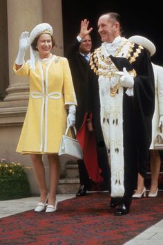 queen elizabeth and prince philip wave to the crowd