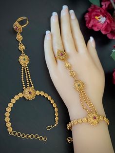 Gold Mehendi Jewellery, Hand Chain Bracelet Gold Indian, Hand Jewelry Rings Bracelets, Gold Hand Bracelet With Ring, Hath Panja Gold Design, Gold Hathphool, Gold Ring Bracelet, Finger Ring Bracelet