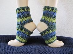 Yoga Socks keep your toes and heels free to exercise as well as to stroll and yes, dance around the house. They are surprisingly cozy and hopelessly cute. You may wonder how you lived without these comfy little ankle warmers! The use of overlay crochet blends the colors and adds great texture. If you have never tried overlay crochet, this is the perfect introduction. One size fits most, but once you read through the pattern, you'll realize how easy they are to customize to any size foot. So let' Crochet Yoga Socks, Yoga Socks Pattern, Crochet Yoga, Ankle Warmers, Overlay Crochet, Crochet Baby Socks, Crochet Socks Pattern, Knitting Hacks, Crochet Leg Warmers