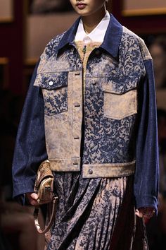 Moda Autunno Inverno 2022 2023: le giacche di tendenzaelleitalia Christian Dior Runway, Dior 2022, Dior Runway, Moda Denim, Fashion Illustration Dresses, Fall 2022, Runway Show, Upcycle Clothes, Denim Top