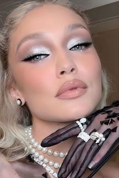 Silver Eyeshadow Makeup For Sequin Outfit, White Frosty Eye Makeup, Winter Ball Makeup Ideas, Platinum Makeup Looks, Silver Eyeshadow Makeup Looks, Winter Party Makeup Looks, Frost Eye Makeup, Ice Princess Makeup Snow Queen, Frosty Pink Makeup