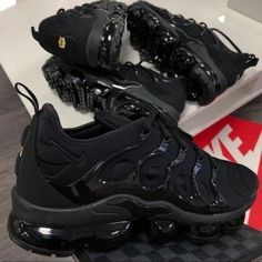 Triple Black Wattpad Book, Dr Shoes, Black Nike Shoes, Nike Air Shoes, Shoes Outfit, Fresh Shoes, Air Vapormax