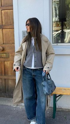 Fall Newyork Outfit, Model Off Duty Outfits Winter, Elevating Your Style, Fall Cool Outfits, Copenhagen Style Colorful, Autumn Winter Outfits 2024, Copenhagen Style Autumn 2024, Uni Fall Outfits, Effortlessly Cool Outfits