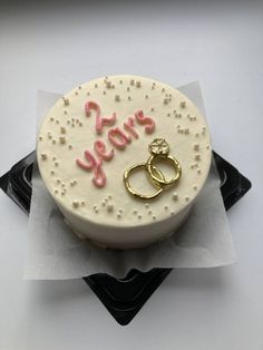 a cake with two wedding rings on it and the words i do's spelled out