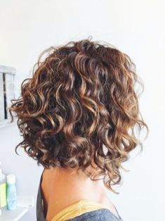 Coupe Curly Cuts, Highlights Curly, Angled Bob Hairstyles, Layered Curly Hair, For School, Hairstyles For, Ombré Hair