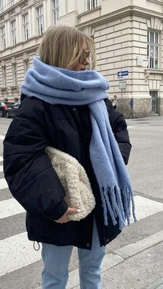 Nyc Winter Outfits, Winter Mode Outfits, Skandinavian Fashion, Europe Outfits, Scarf Outfit, Cold Outfits, Elegante Casual, Looks Street Style, Stockholm Fashion