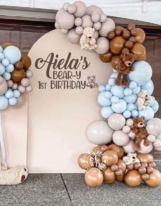 balloons and teddy bears are arranged in the shape of an arch for a baby's 1st birthday