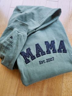 Custom Embroidered Mama Sweatshirt with Kids Names on Sleeve New Mom Hoodie Personalized Gift for Mom Crewneck Pullover ✨𝐇𝐨𝐰 𝐭𝐨 𝐎𝐫𝐝𝐞𝐫: Specify in the personalization Box: Mama can be changed to custom name/Text * Name:  * Date: * Kids names for the sleeve * Thread Color: * Glitter Color: ✨ 𝐃𝐞𝐭𝐚𝐢𝐥𝐬: * Unisex Fit * Weight around 8 Oz * 50/50 cotton/polyester * Heather is 60/40 polyester/cotton * Made with OEKO-TEX certified low-impact dyes ♥ Please note, print colors may very slig Mom Hoodies Vinyl, Oversized Long Sleeve Tops With Embroidered Logo, Oversized Sweater With Letter Embroidery, Oversized Long Sleeve Sweater With Letter Embroidery, Oversized Long-sleeved Sweater With Letter Embroidery, Oversized Sweater With Embroidered Logo, Cozy Long Sleeve Hoodie With Letter Print, Fall Fleece Tops With Letter Embroidery, College Cotton Hoodie Sweater