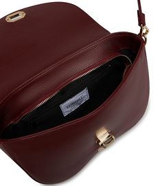 Chic e femminile, la nostra elegante borsa di design in pelle testurizzata rosso scuro è perfetta come day bag. È realizzata in Italia si indossa come crossbody grazie alla tracolla regolabile e presenta un risvolto arrotondato con chiusura in metallo argentato e placca-logo. Shoes Names, Red Leather Bag, Jeweled Shoes, Country Women, Loafer Sneakers, Shoes Outlet, Day Bag, Bridal Shoes, Cloth Bags